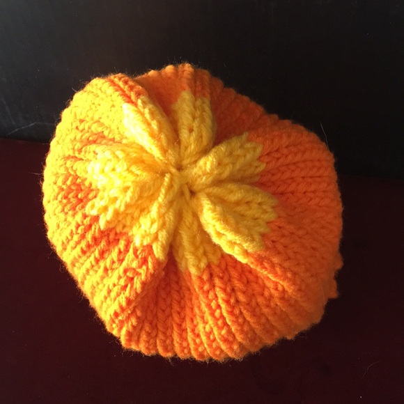 🩸Hand Loomed Baby Candy-corn Hat/Beanie🩸 - Picture 4 of 8